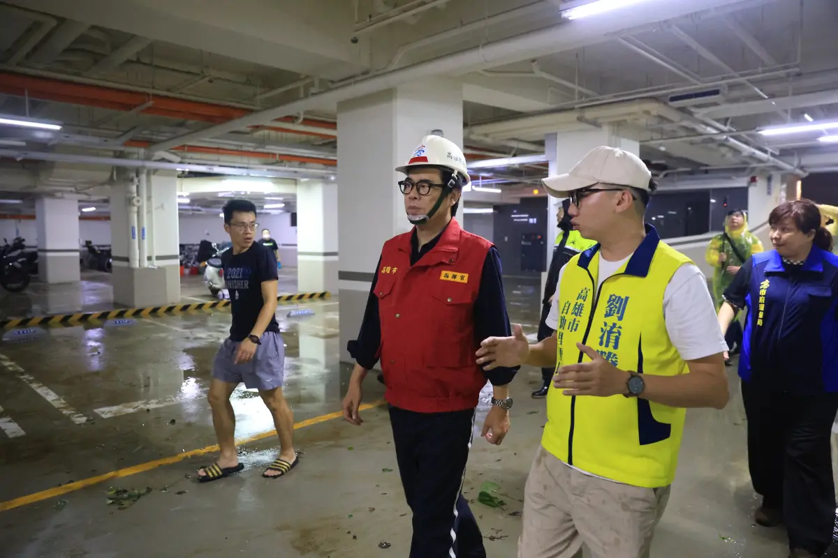 ▲陳其邁同時宣布市府提供這次因風災家裡停水停電而沒有辦法居住的受災戶住宿旅館的補助。（圖／高市府提供）