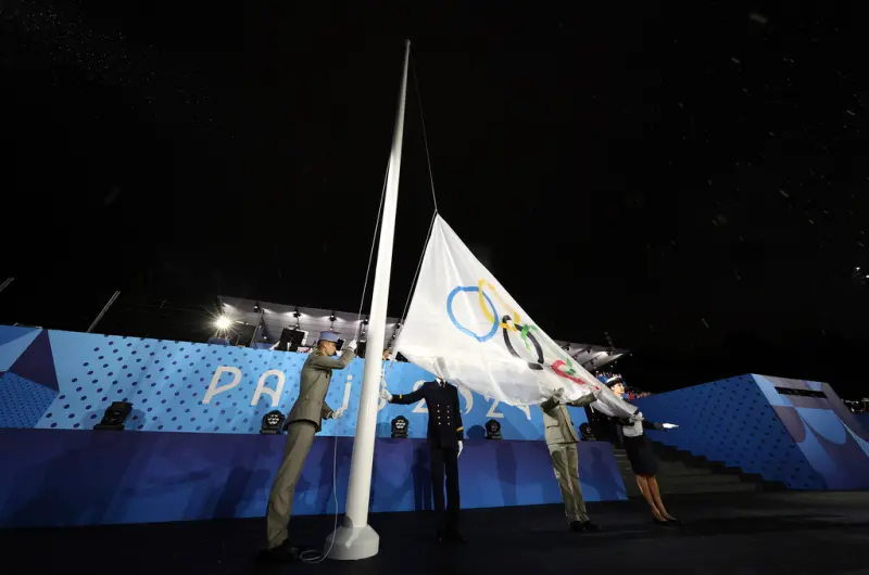 奧運開幕／奧林匹克旗幟被「倒掛」搞烏龍　主辦方大雨中發生失誤