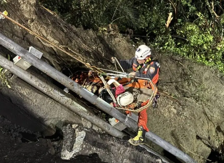 ▲26日晚間，台9線蘇花公路發生車禍事故，一台小客車於預警封閉時段，擅自打開管制柵門進入，結果車子不慎墜落邊坡，釀車內4女受傷送醫。（圖／翻攝畫面）