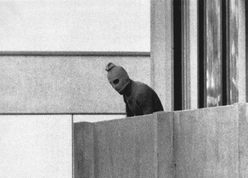 ▲1972年夏季奧運會發生的慕尼黑慘案,造成11名以色列人身亡。圖為當時施襲的極端分子,被拍到在選手村的陽台上之資料照。(圖/美聯社/達志影像)
