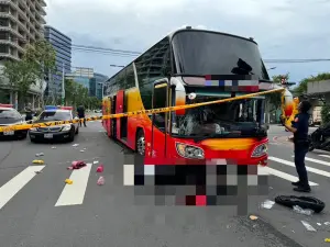 新北板橋死亡車禍！遊覽車疑闖紅燈撞飛機車　女騎士傷重送醫不治
