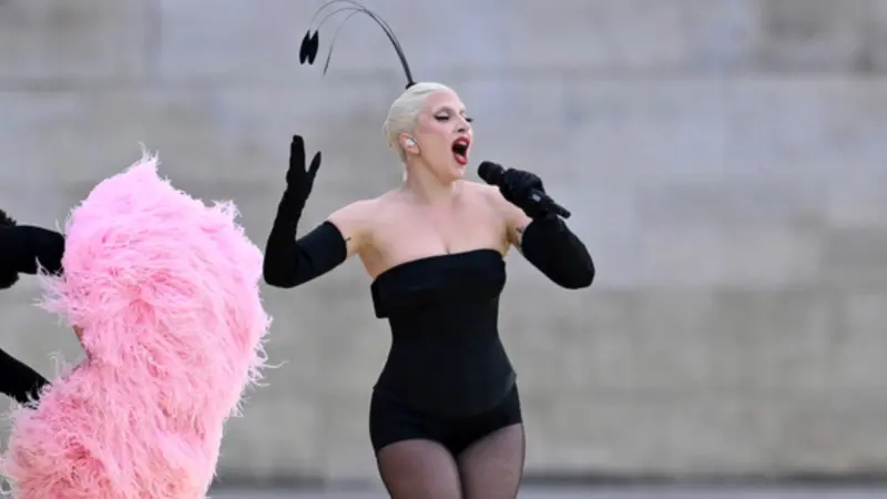 Lady Gaga巴黎奧運性感開幕！飆唱〈我的羽毛〉　粉絲驚：又胖了