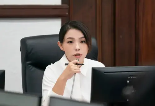 ▲新竹市長高虹安,遭控詐領立院公費助理補助共46萬多元,今(26日)上午,台北地院一審判刑7年4月,職務由副市長邱臣遠代理。(圖/NOWnews資料照) ▲前新竹市長高虹安,因詐領立院公費助理補助共46萬多元一審遭判刑。對此前立委郭正亮表示,高虹安如果辭職,官司反而比較好打。(圖/NOWnews資料照)