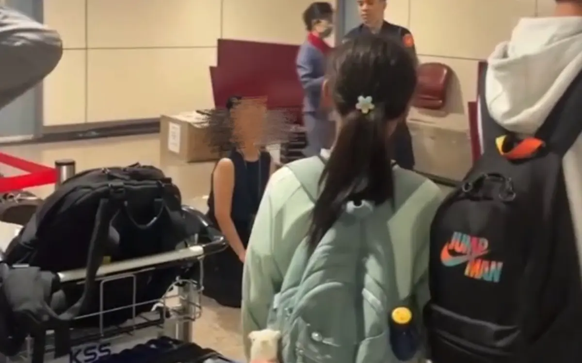 ▲桃勤公司因人手不足導致旅客行李延誤3小時沒拿到，華航主管當場下跪道歉，影片在社群瘋傳。（圖/Threads）