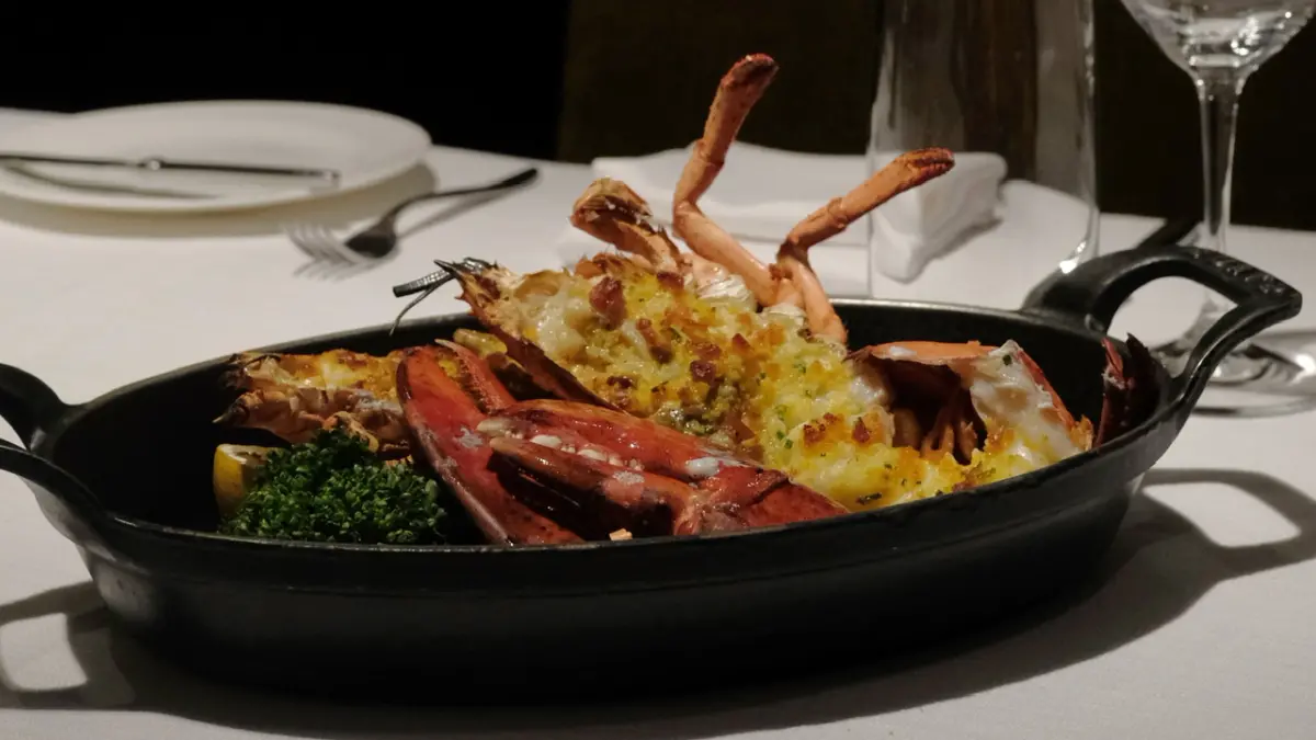 ▲「白橡木烤緬因州龍蝦」整尾美國進口緬因州龍蝦，表面撒上烏魚子碎、特製奶油醬汁，展現海洋與森林交融的極致鮮美歐。（圖／教父牛排提供）