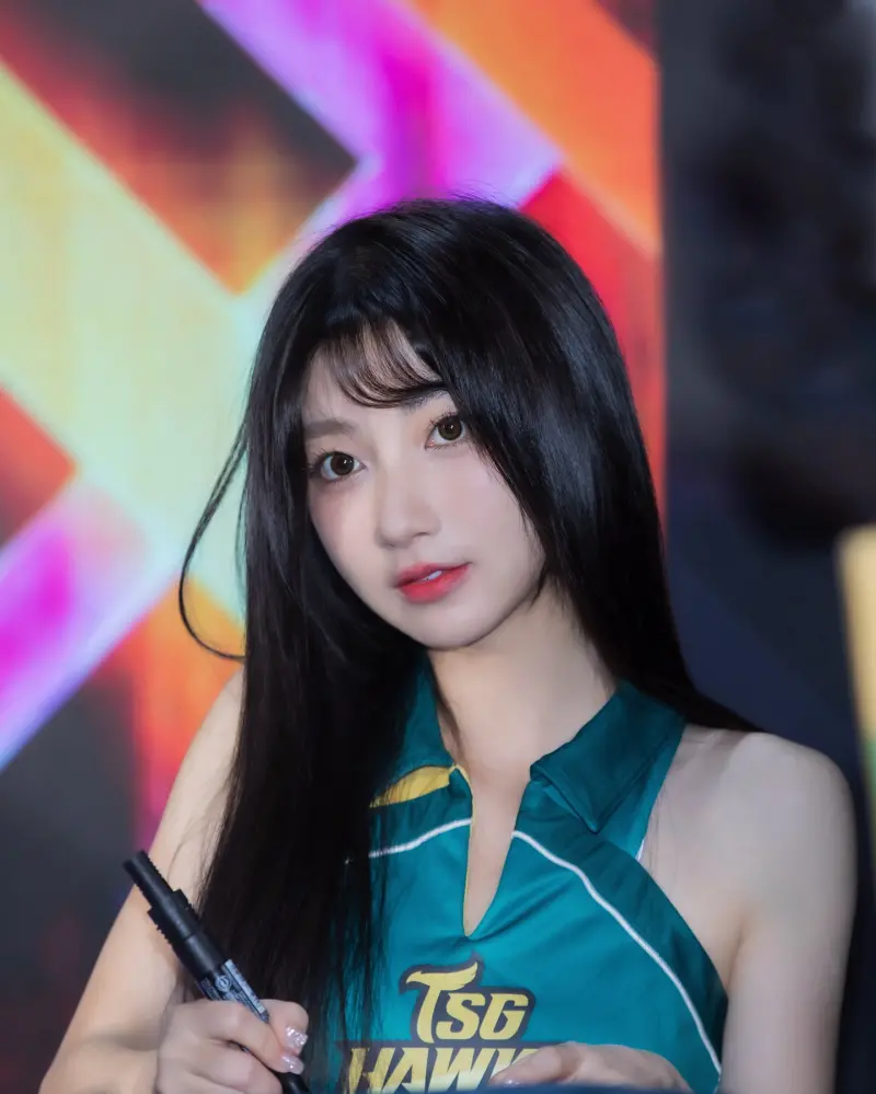 ▲▼一粒有雙如漫畫女主角的雙眸，揉合冷冽、厭世和甜美氣質，被PTT鄉民封為「顏值扛壩子」、「台鋼王牌」。（圖／一粒IG）