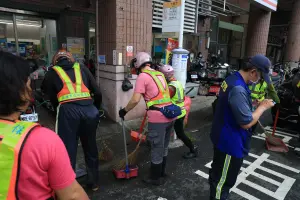 ▲凱米颱風過後高市府團隊正努力地將市容恢復正常。(圖／翻攝畫面)