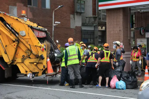 快訊／高雄連放3天颱風假？　垃圾車「中午到傍晚6點」緊急收垃圾
