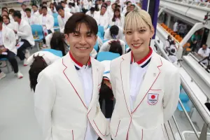 。根據日本媒體報導,江村美咲是跟霹靂舞好手半井重幸一起擔任掌旗官,而江村兩人手持日本國旗,一頭亮麗金髮,也被認為是「外國人」。 ▲。根據日本媒體報導,江村美咲是跟霹靂舞好手半井重幸一起擔任掌旗官,而江村兩人手持日本國旗,一頭亮麗金髮,也被認為是「外國人」。(圖/美聯社/達志影像)
