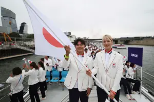 江村美咲現年24歲,身高170公分、56公斤身材勻稱,她的父親江村宏二曾參加1988年漢城奧運鈍劍項目,母親孝枝同樣也是銳劍選手,並曾參加世界錦標賽。江村美咲跟父親是日本第一對都曾參加奧運的父女檔。 ▲江村美咲現年24歲,身高170公分、56公斤身材勻稱,她的父親江村宏二曾參加1988年漢城奧運鈍劍項目,母親孝枝同樣也是銳劍選手,並曾參加世界錦標賽。江村美咲跟父親是日本第一對都曾參加奧運的父女檔。(圖/美聯社/達志影像)