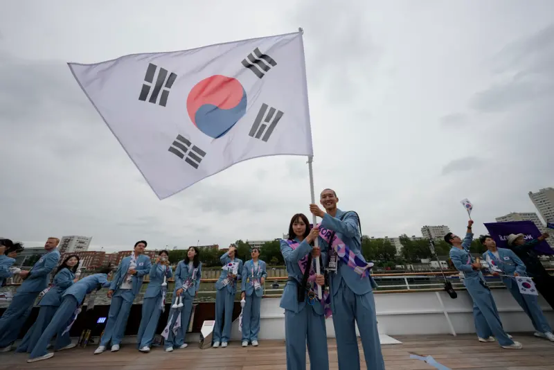 ▲2024年巴黎奧運開幕式期間，韓國國名被主會場的場內播報員竟被念成「朝鮮」，引起軒然大波。（圖／美聯社／達志影像）