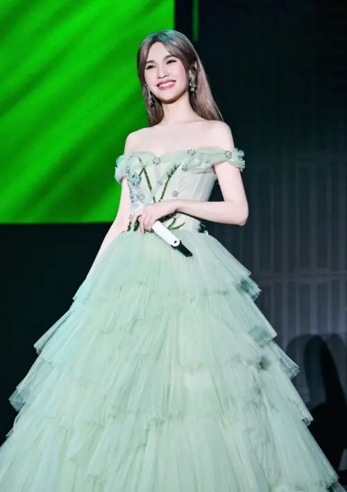 ▲楊丞琳近期在中國展開巡迴演唱會,沒想到演唱會進行到一半時她因為喝水而嗆到失聲,一度向演唱會的導演提出要停止演唱會。(圖/楊丞琳IG) ▲楊丞琳近期在中國展開巡迴演唱會,沒想到演唱會進行到一半時她因為喝水而嗆到失聲,一度向演唱會的導演提出要停止演唱會。(圖/楊丞琳IG)