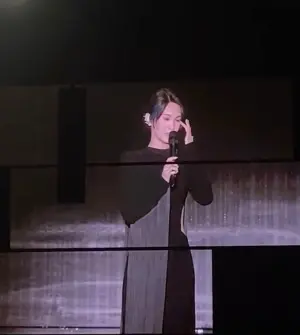 ▲▼楊丞琳也對自己不小心在演唱會中造成失聲的情況,兩度向粉絲道歉,甚至情緒崩潰當場哭出來,她坦言:「很怕自己每一步走得不好,就會引發不同的聲音,覺得壓力很大。」(圖/微博) ▲▼楊丞琳也對自己不小心在演唱會中造成失聲的情況,兩度向粉絲道歉,甚至情緒崩潰當場哭出來,她坦言:「很怕自己每一步走得不好,就會引發不同的聲音,覺得壓力很大。」(圖/微博)