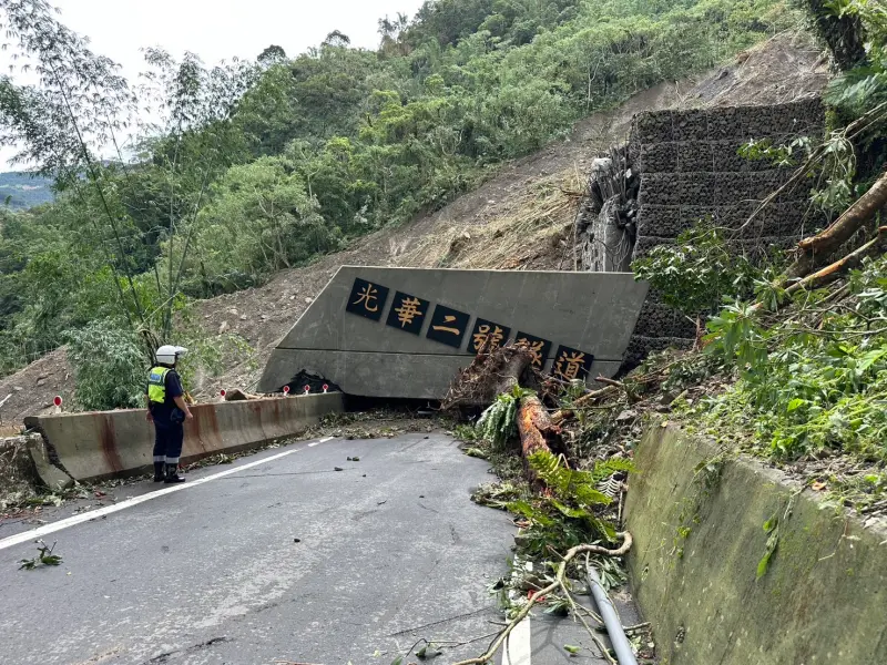 ▲凱米颱風襲台，嘉義縣159甲線大華公路多處坍方，光華二號隧道出現土石崩落，目前道路已全部中斷。（圖／翻攝畫面）　