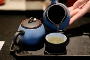 「茶寮清泉」有專人侍茶服務。(圖/記者葉盛耀攝) ▲「茶寮清泉」有專人侍茶服務。(圖/記者葉盛耀攝)