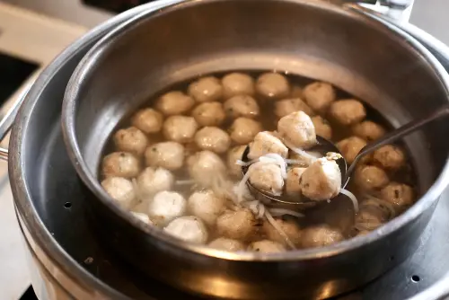魚丸米粉湯裡頭,有滿滿魚丸,好似怕顧客撈不到料那樣豪邁。(圖/記者葉盛耀攝) ▲魚丸米粉湯裡頭,有滿滿魚丸,好似怕顧客撈不到料那樣豪邁。(圖/記者葉盛耀攝)