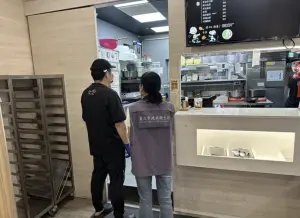連鎖便當「梁社漢排骨」驚傳食安疑慮,衛生局前往稽查。(圖/北市衛生局提供) ▲連鎖便當「梁社漢排骨」驚傳食安疑慮,衛生局前往稽查。(圖/北市衛生局提供)