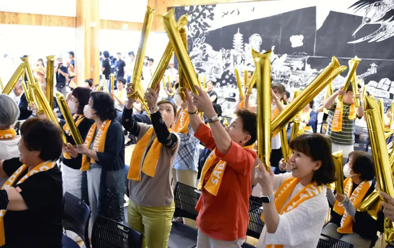 ▲「佐渡金山」申遺成功,當地民眾熱烈慶祝。(圖/美聯社/達志影像)
