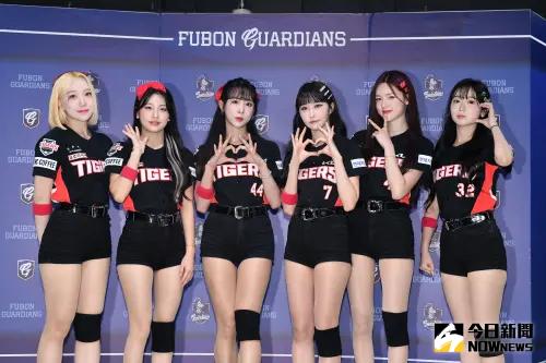 ▲富邦悍將邀請起亞虎啦啦隊「KIA TIGERS CHEERLEADER」，總共6名成員，包含隊長金韓拿、李珠珢、鄭嘉睿、朴信妃、朴星垠和劉世彬都出席賽前記者會。（圖／林柏年攝）