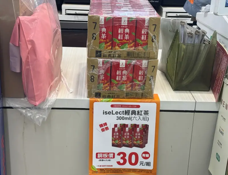 ▲7-11自有品牌iseLect茶飲跳水大降價又來了，紅茶六入只要30元，相當於每瓶只要5元銅板價。（圖／記者鍾怡婷攝）