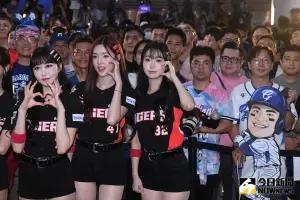 ▲起亞虎啦啦隊「KIA TIGERS CHEERLEADER」的19歲成員李珠垠，受到富邦悍將邀請來到台北大巨蛋應援，賽前參加球團拍照會活動。（圖／林柏年攝）