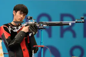 ▲射擊項目霸主中國,在巴黎奧運混合團體10公尺空氣步槍項目,由黃雨婷、盛李豪在金牌戰擊敗韓國,收下本屆奧運第一面金牌。(圖/美聯社/達志影像) ▲射擊項目霸主中國,在巴黎奧運混合團體10公尺空氣步槍項目,由黃雨婷、盛李豪在金牌戰擊敗韓國,收下本屆奧運第一面金牌。(圖/美聯社/達志影像)