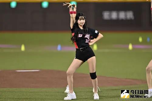 ▲起亞虎啦啦隊「KIA TIGERS CHEERLEADER」受邀參加富邦悍將的大巨蛋賽事，因為「三振舞」爆紅的19歲啦啦隊女神李珠珢，為全場球迷帶來賽前表演。（圖／林柏年攝）