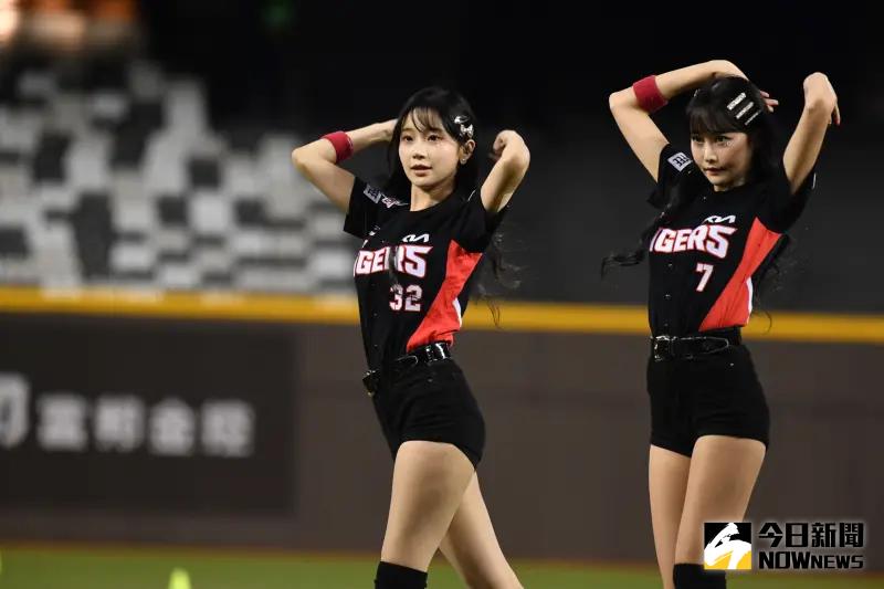 ▲「起亞虎啦啦隊KIA TIGERS CHEERLEADER」首度來台，李珠珢跟成員朴星垠、劉世彬、朴信妃、鄭嘉睿、金韓拿在大巨蛋上表演aespa的神曲《Supernova》，畫面掀起討論。（圖／記者林柏年攝）