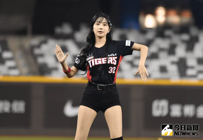 ▲起亞虎啦啦隊「KIA TIGERS CHEERLEADER」受邀參加富邦悍將的大巨蛋賽事，因為「三振舞」爆紅的19歲啦啦隊女神李珠珢，為全場球迷帶來賽前表演。（圖／林柏年攝）