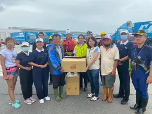 ▲市長夫人劉育菁也帶領志工前往麻豆發放肉粽、麵包等物資與提供協助。(圖/南市府提供) ▲市長夫人劉育菁也帶領志工前往麻豆發放肉粽、麵包等物資與提供協助。(圖/南市府提供)