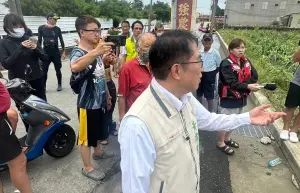 ▲黃偉哲表示,今天晚上或明天預計將能解除麻豆小埤里淹水情況,讓民眾可以自由進出。(圖/南市府提供) ▲黃偉哲表示,今天晚上或明天預計將能解除麻豆小埤里淹水情況,讓民眾可以自由進出。(圖/南市府提供)