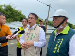 ▲黃偉哲替台南市民抱不平,台北市是保護標準約有兩百年防洪頻率,而南部大概都只有五十年防洪頻率,呼籲大家多體諒災區民眾辛苦,少一些政治口水。(圖/南市府提供) ▲黃偉哲替台南市民抱不平,台北市是保護標準約有兩百年防洪頻率,而南部大概都只有五十年防洪頻率,呼籲大家多體諒災區民眾辛苦,少一些政治口水。(圖/南市府提供)