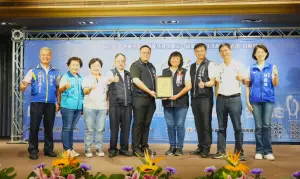 台中山線績優里鄰長獲獎表揚 副市長:守護里鄰安定力量 ▲豐原區大湳里長張鳳茹熱心公益行善助人,展現濟弱扶傾、行俠仗義風範今獲頒獎表揚。(圖/市府提供)