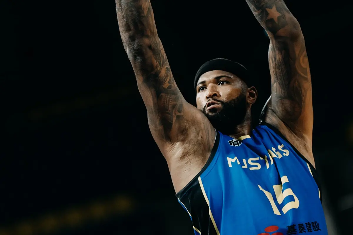 ▲TAT亞洲巡迴賽首日賽事，台北野馬以96：83擊敗香港黑龍，「表弟」卡森斯（DeMarcus Cousins）在場上一度比出不雅手勢，引起討論。賽後他也對此做出辯解，直言自己比得是小指。（圖／台北野馬提供）