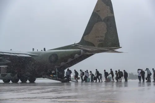 ▲凱米颱風導致國內航線大亂，空軍出動C-130運輸機至馬公機場執行疏運任務。(圖／軍聞社提供)