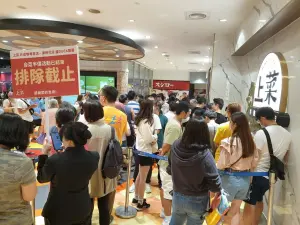 ▲開幕首日推出指定合菜半價優惠活動,開門不到一分鐘現場即湧入200多人搶排優惠。(圖/漢來美食提供) ▲開幕首日推出指定合菜半價優惠活動,開門不到一分鐘現場即湧入200多人搶排優惠。(圖/漢來美食提供)