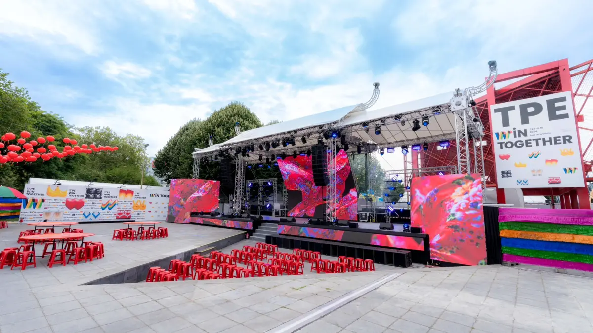 ▲巴黎文化奧運呈現電子花車概念舞台以及廟埕辦桌的觀眾席，希望世界各地的觀眾能在法國巴黎看見最具台灣味的文化風景。（圖／文化部提供）