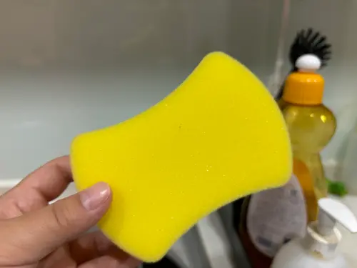 ▲菜瓜布大廠3M證實,黃色海綿部分不是用來洗碗的,而是用來發泡的,真正用來刷洗洗碗的是粗糙的另一面。(圖/記者徐銘穗攝) ▲菜瓜布大廠3M證實,黃色海綿部分不是用來洗碗的,而是用來發泡的,真正用來刷洗洗碗的是粗糙的另一面。(圖/記者徐銘穗攝)