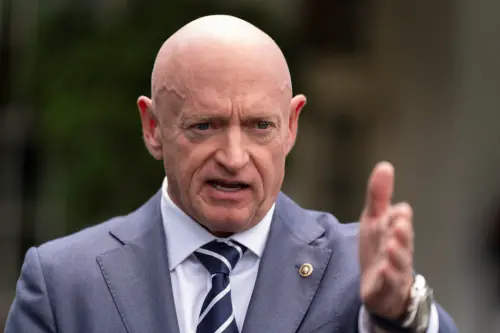 ▲曾任海軍及太空人的亞利桑那州參議員凱利(Mark Kelly)有望出線。凱利去年首度訪台,行程包括拜訪台積電總裁魏哲家。(圖/美聯社/達志影像) ▲曾任海軍及太空人的亞利桑那州參議員凱利(Mark Kelly)有望出線。凱利去年首度訪台,行程包括拜訪台積電總裁魏哲家。(圖/美聯社/達志影像)