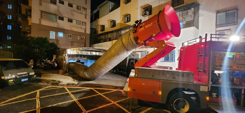 ▲高市消防局支援大型排煙車，協助抽水地下室現場降低一氧化碳濃度。（圖／高市府）