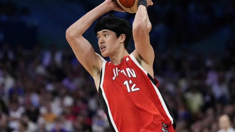 ▲前NBA日籍球星渡邊雄太，在奧運男籃項目率領日本交手世界冠軍德國，半場打完僅落後個位數，但在末節氣力放盡，賽後受訪點出關鍵原因。（圖／美聯社／達志影像）