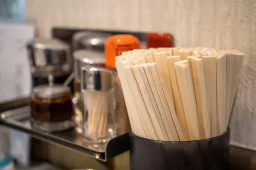 ▲筷子、塑膠筷、公筷、餐具。（示意圖／取自photoAC）