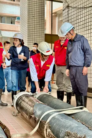 ▲市長陳其邁表示,交通局、民政局在大樓地下室完成抽水、復電後,協助受災區民接著要處理泡水車輛問題。(圖/高市府提供) ▲市長陳其邁表示,交通局、民政局在大樓地下室完成抽水、復電後,協助受災區民接著要處理泡水車輛問題。(圖/高市府提供)