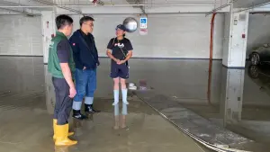 ▲副市長李懷仁與教育局長吳立森到仁武區灣內國小、登發國小了解校園災情。(圖/高市府教育局提供) ▲副市長李懷仁與教育局長吳立森到仁武區灣內國小、登發國小了解校園災情。(圖/高市府教育局提供)