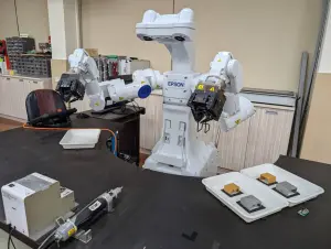 ▲EPSON最新的工業用機器人可在崑山科大讓學生操作。(圖/南市府提供) ▲EPSON最新的工業用機器人可在崑山科大讓學生操作。(圖/南市府提供)
