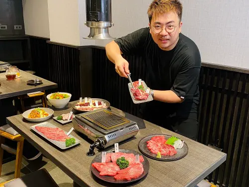 ▲台中米其林一星「俺達の肉屋」曾獲最佳年輕主廚大獎的Chef-Owner鍾佳憲Sam，燒肉居酒屋「燒肉本氣」喬遷再開幕，必吃日本國產牛F1生牛肉刺身盛合與內臟，菜單、價格一次整理。（圖／記者蕭涵云攝）