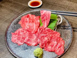 ▲想吃生牛肉不用再跑一趟日本，「燒肉本氣」的肉刺身盛合一次大啖3種部位。（圖／記者蕭涵云攝）