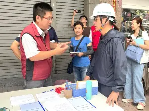 ▲高雄市議員黃香菽到場關心受災戶該如何辦理車輛後續處理，以及權益維護。(圖／高雄市區監理所提供)