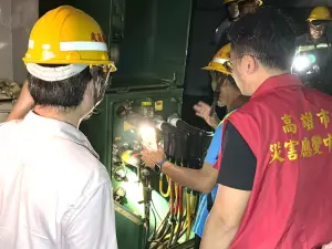 ▲台電高雄區營業處處長黃志榮到高雄市三民區德山街35巷9號日安地球大樓地下室，檢測該棟大樓開關、保護設備及變壓器，以利復電。(圖／台電高雄區營業處)