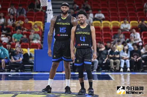▲ TAT台北野馬隊庫克(Quinn Cook)(右)、「表弟」卡森斯(DeMarcus Cousins)(左)。(圖/記者葉政勳攝 , 2024.07.28) ▲ TAT台北野馬隊庫克(Quinn Cook)(右)、「表弟」卡森斯(DeMarcus Cousins)(左)。(圖/記者葉政勳攝 , 2024.07.28)